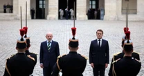 Macron recepciona Lula com honras militares no pátio da Esplanada dos Inválidos, em Paris