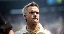 Com síndrome de Tourette, Robbie Williams revela ter medo de voltar aos palcos