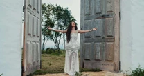 Como Anitta pode transformar "Deus Existe" em hino de celebração ao fim da escala 6×1