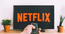 Pare de perder horas escolhendo filmes na Netflix e descubra como dominar o algoritmo para encontrar os melhores títulos