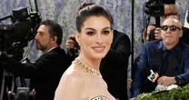 Anne Hathaway anuncia gravidez em vídeo divertido nas redes sociais