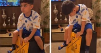 Filho de Marília Mendonça emociona ao tocar música da mãe; assista