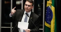 Flávio Bolsonaro tentou trocar cor de banco em projeto contra feminicídio