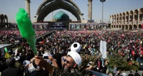 Milhares de fiéis exigem 'vingança' diante do caixão de Ali Khamenei em Teerã