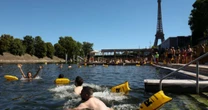 Mergulho aos pés da Torre Eiffel: Paris reabre áreas de banho no rio Sena