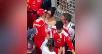 Hamilton é flagrado beijando Kim Kardashian após GP de Mônaco
