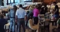 Vídeo mostra ato heroico em restaurante: Policiais salvam bebê engasgado na região Metropolitana de Porto Alegre