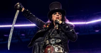 Alice Cooper agradece fã que encontrou seu cartão de crédito com cópia autografada de álbum