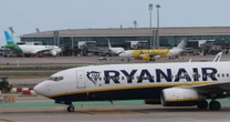 O que se sabe sobre homem que quase foi sugado para fora de avião após janela se soltar em voo