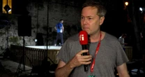 'Falar com os mortos é uma das bases do teatro', diz Milo Rau ao estrear peça-manifesto em Avignon
