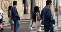 Fã brasileira flagra Harry Styles e Zoë Kravitz de mãos dadas em Roma; assista