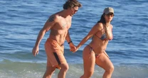 Mari Saad exibe barriga de grávida na praia e troca beijos apaixonados com Rômulo Arantes Neto. Veja fotos do casal!