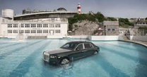 Lenda de Keith Moon é recriada pela Rolls-Royce com carro de R$ 3,6 milhões dentro de piscina