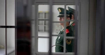 'Como sobrevivi por 5 anos em cruel cadeia da China para presos estrangeiros'