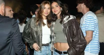 De cropped, Bruna Marquezine deixa barriga sarada à mostra em noitada com Sasha Maneghel. Veja fotos dos looks!