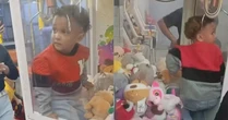 Criança de 4 anos entra em máquina de pelúcias e precisa ser resgatada em restaurante no Rio; veja