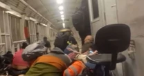 Passageiros do BRT se abaixam em meio a tiroteio e mulher canta hino de louvor no Rio; vídeo