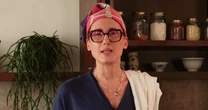 Acho cebola crua insuportável, mas Paola Carosella me ensinou uma deliciosa receita sopa de cebola para aquecer os dias frios; o truque de chef é colocar limão e cachaça