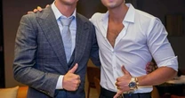 Cristiano Ronaldo presenteia Luan Santana com relógio de luxo
