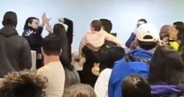 VÍDEO: Passageira agride funcionários após discussão sobre check-in no Aeroporto de Guarulhos