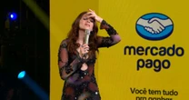 Ana Clara é flagrada ao vivo coçando o olho e diverte público com bom humor