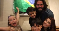Alisson Becker, goleiro da Seleção, surge em momento raro com os três filhos em aniversário nos EUA