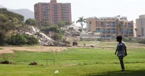 O campo de golfe que era símbolo de opulência e virou refúgio da devastação provocada por terremotos na Venezuela