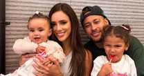 'Me deparo com coisas horríveis': esposa de Neymar, Bruna Biancardi reage à ataques e crimes contra Mavie e Mel, filhas com o jogador