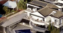 3.229m² de área construída e uma sala só com troféus do futebol! Leilão da casa de luxo e de milhões de Cafu vai parar na Justiça. Veja 15 fotos e entenda!