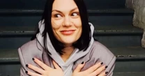 Após mastectomia, Jessie J diz que câncer não se espalhou: 'As lágrimas de felicidade são reais'