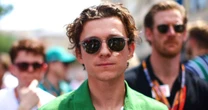 Tom Holland entra em carro de Fórmula 1 e se impressiona; veja vídeo