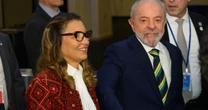 O significado oculto e repleto de simbolismo do casaco vermelho usado por Janja na ONU - que já havia aparecido em look de 2024