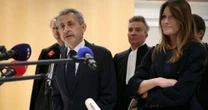 Após condenação de marido, Carla Bruni faz gesto polêmico contra jornalistas de site investigativo