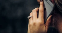 Brasileiros usam internet no celular mais para fazer ligações do que para mandar mensagens, diz IBGE