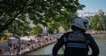 Pais de gêmeas de 1 ano e 3 meses encontradas mortas em casa durante onda de calor são presos na França
