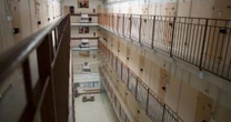 Fuga cinematográfica na França: preso escapa de presídio escondido em saco de roupa suja