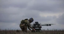 Ucrânia lança ataque inédito com drones e destrói mais de 40 aviões russos a milhares de quilômetros do front