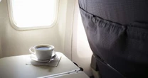Mulher processa companhia aérea em mais de R$ 50 milhões após comissária de bordo supostamente derramar café quente nela