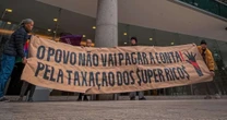 Manifestantes ocupam saguão de prédio do Itaú em São Paulo e pedem por "taxação dos super ricos"
