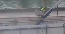 Novo vídeo mostra fuga de ladrões do Louvre usando elevador de carga; veja