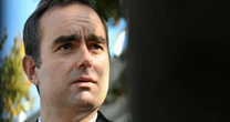 'Campo minado' na política francesa: Assembleia analisa orçamento sob ameaça de impasse
