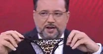 Geraldo Luís choca o público ao mostrar calcinha ao vivo no SBT; veja vídeo
