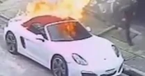 Dupla em moto incendeia Porsche conversível em São Paulo e câmera flagra ataque