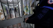 França amplia tempo de detenção de estrangeiros sem documentos considerados perigosos