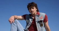 Conhecido por piruetas, Benson Boone escolhe não se arriscar em novo álbum