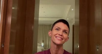 Ruby Rose quebra costelas após sofrer acidente doméstico; veja vídeo do momento