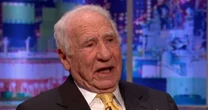 Mel Brooks, 100 anos e ícone do cinema, deixou de pensar na morte há 4 décadas: 'Se o fizesse, estaria pensando nela o tempo todo'