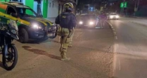 Mulher agarrada pelo pai embriagado é resgatada ás margens de rodovia na Serra