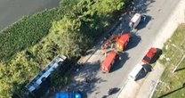 Ônibus tomba e cai ao lado de canal na Avenida Ayrton Senna, no RJ
