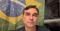 Sem provas, Flávio Bolsonaro acusa Moraes de tentar tirar prisão domiciliar de Jair Bolsonaro
